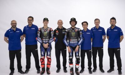 La foto di gruppo con il management Yamaha e i piloti Quartararo e Rins (© Yamaha MotoGP)