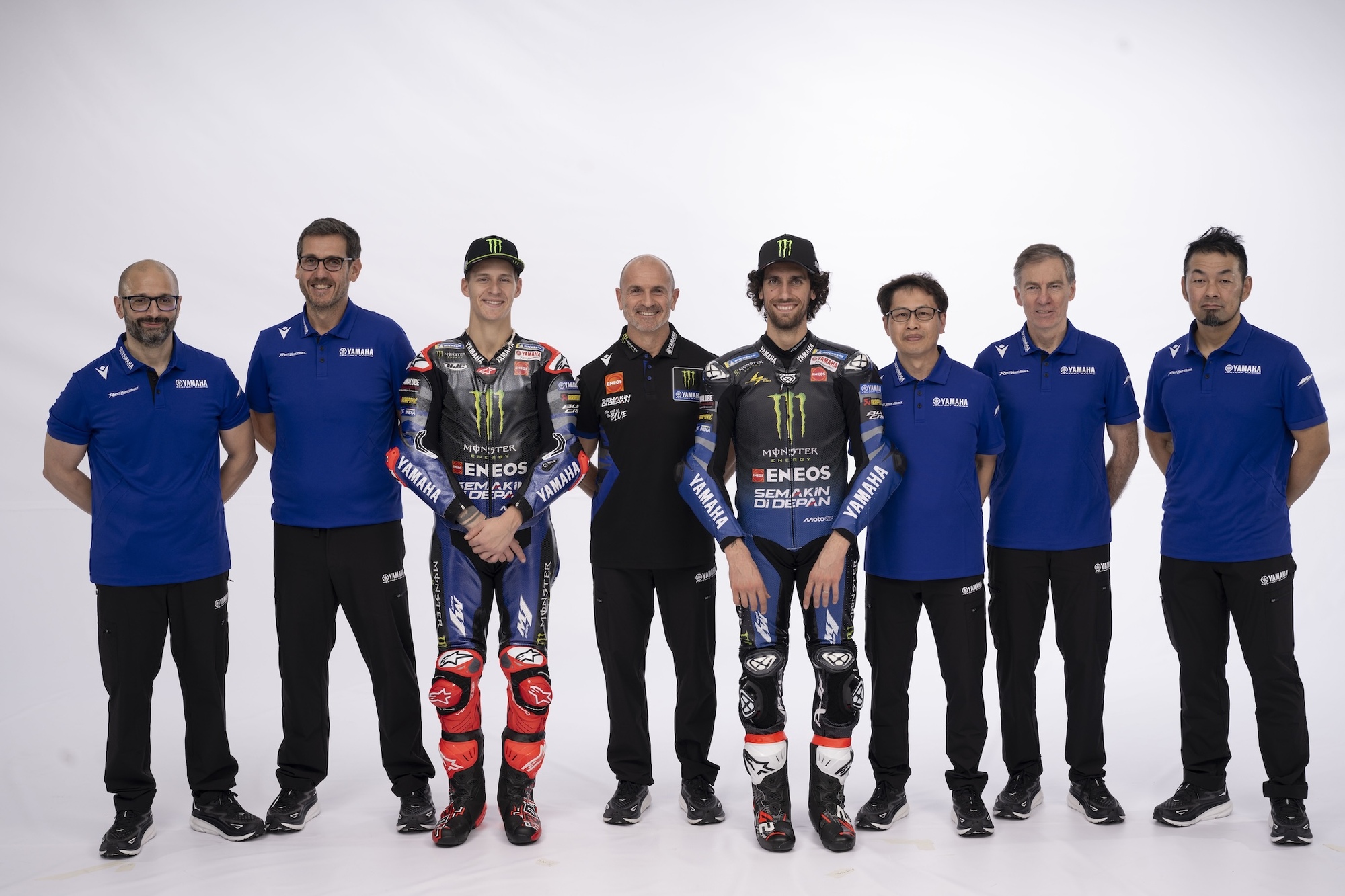 La foto di gruppo con il management Yamaha e i piloti Quartararo e Rins (© Yamaha MotoGP)