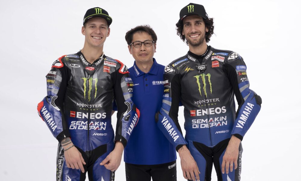 Takahiro Sumi con Quartararo e Rins (© Yamaha MotoGP)