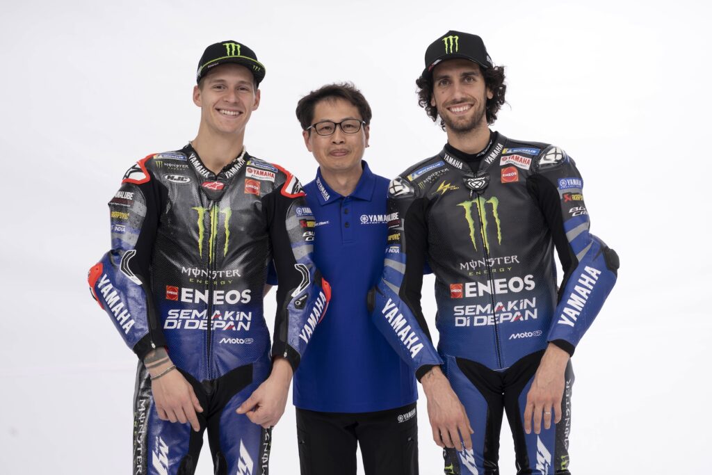 Takahiro Sumi con Quartararo e Rins (© Yamaha MotoGP)