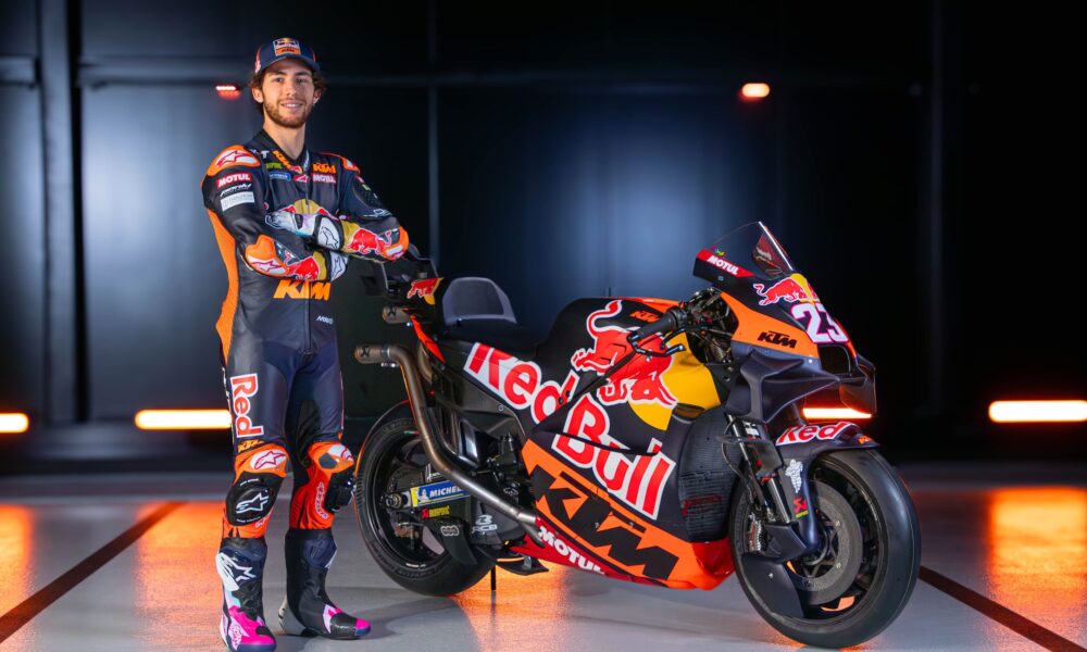 Enea Bastianini e la sua KTM RC16 Tech3 (© KTM Tech3)