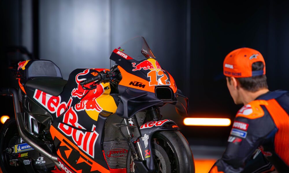 Maverick Vinales guarda la sua KTM RC16 Tech3 (© KTM Tech3)