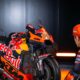 Maverick Vinales guarda la sua KTM RC16 Tech3 (© KTM Tech3)