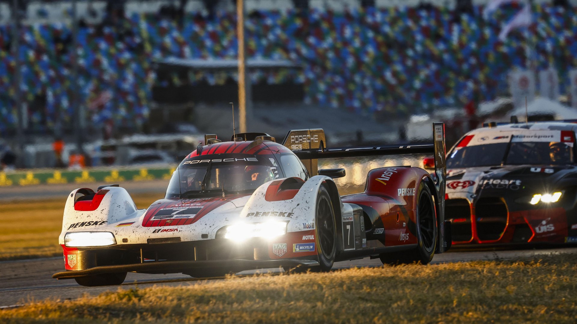 La Porsche Penske #7 in testa alla 21ª ora della 24 Ore di Daytona 2025 (© Porsche Motorsport)