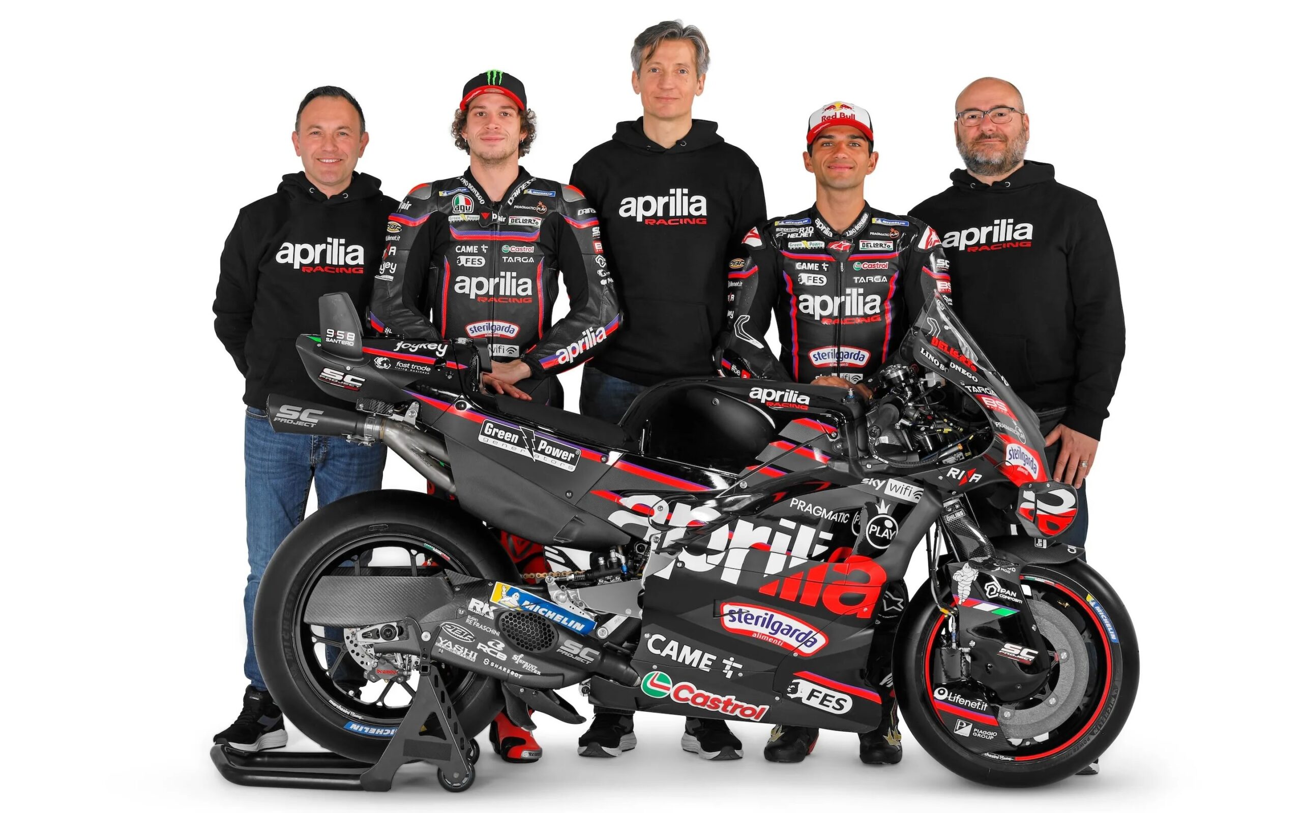 Massimo Rivola, al centro, con i piloti e all’estrema sx Paolo Bonora e, all’estrema dx, Fabiano Sterlacchini. In primo piano l'Aprilia RS-GP 25, protagonista della fotogallery (© Aprilia)