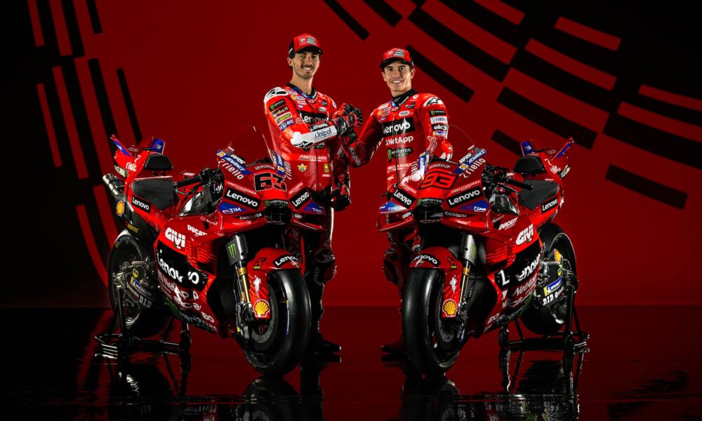 Francesco Bagnaia e Marc Marquez con le loro Ducati Desmosedici 2025 (© Ducati)