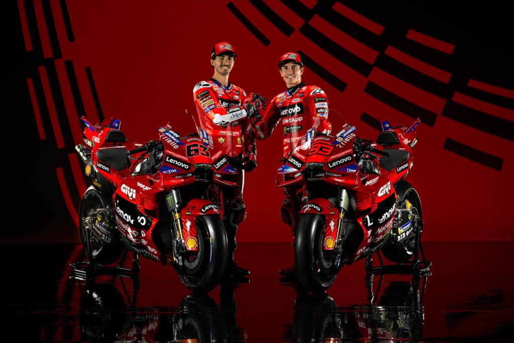 Francesco Bagnaia e Marc Marquez con le loro Ducati Desmosedici 2025 (© Ducati)