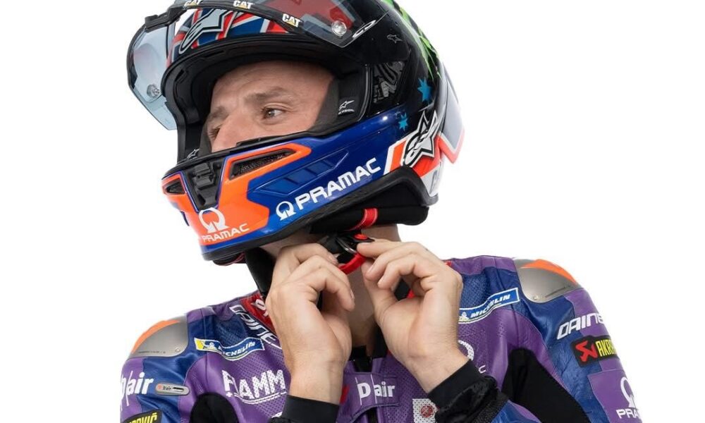 Jack Miller mentre indossa il suo casco