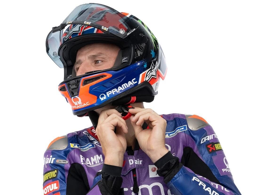 Jack Miller mentre indossa il suo casco