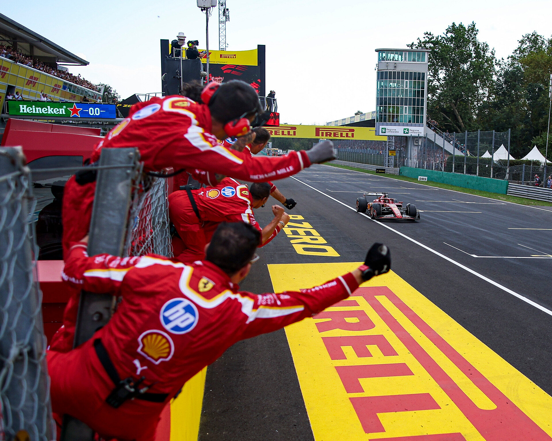 La Scuderia Ferrari festeggia la vittoria a Monza nel GP d'Italia 2024