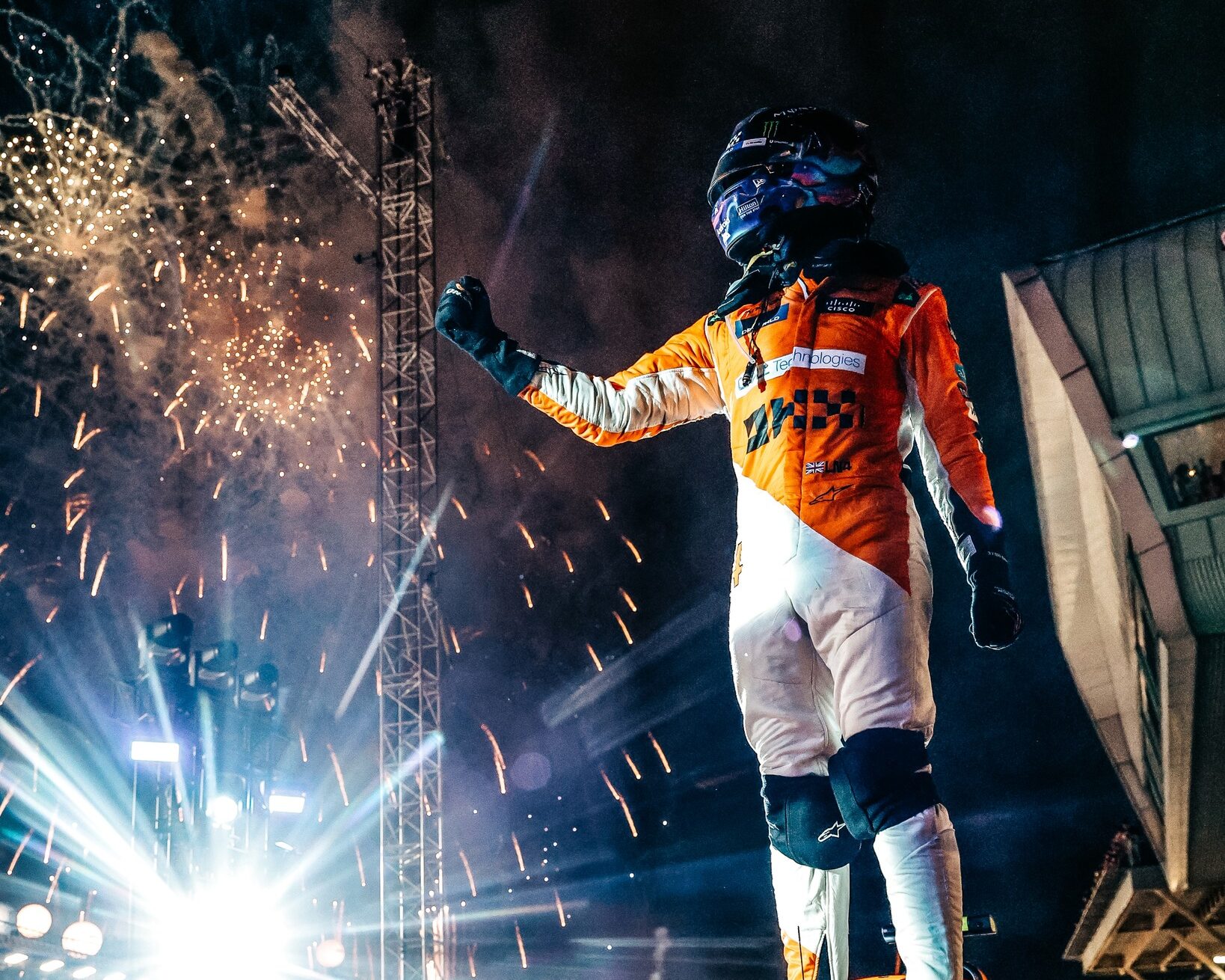 Lando Norris festeggia la vittoria a Singapore