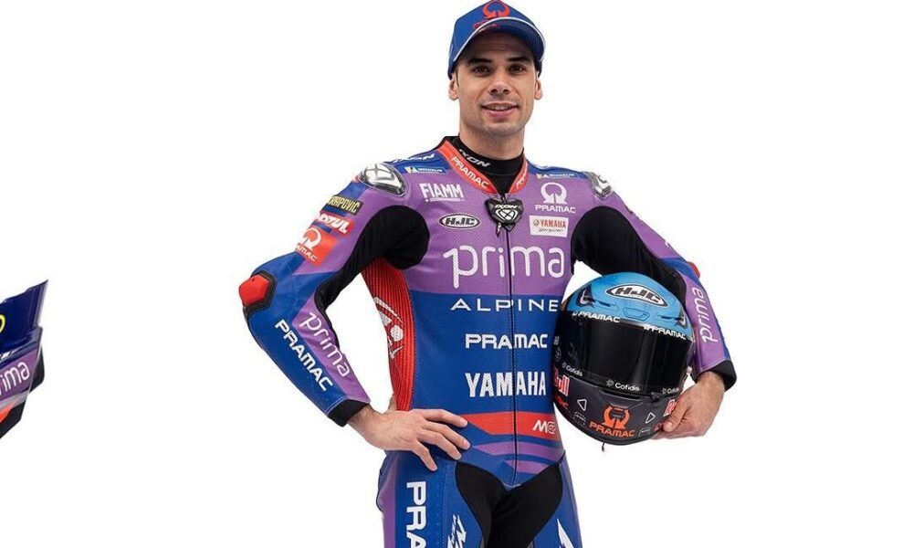 Miguel Oliveira con il nuovo casco sotto braccio