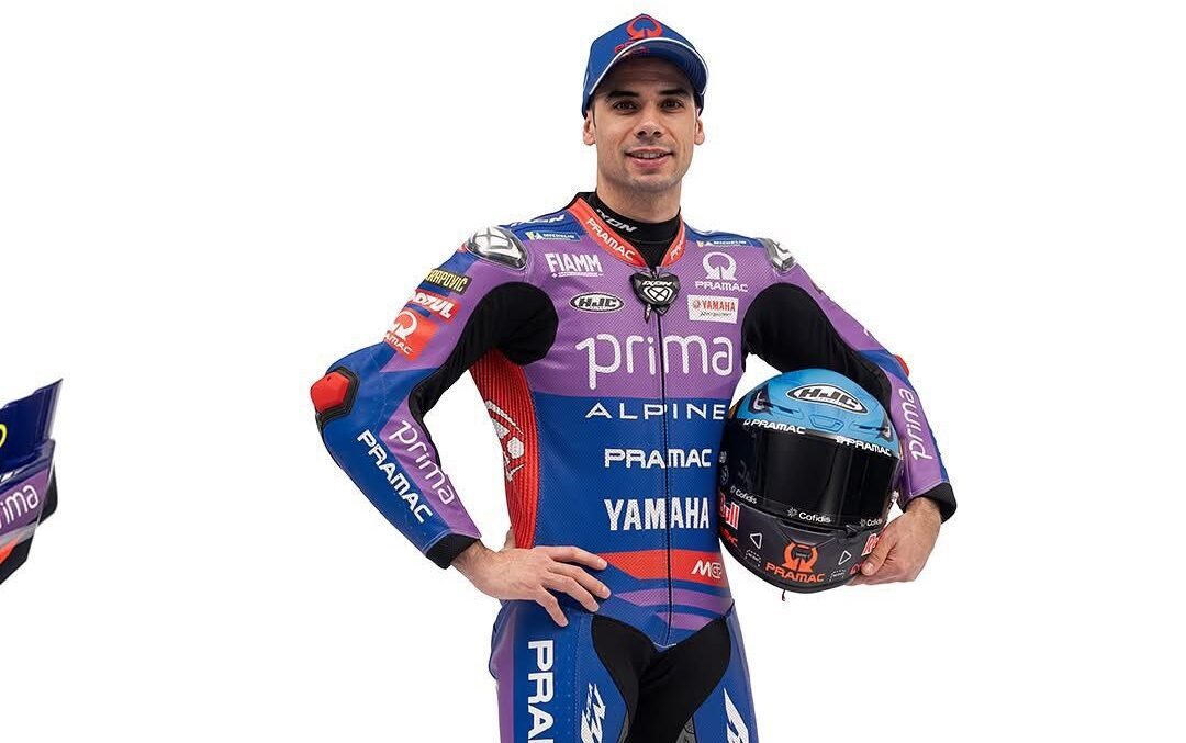 Miguel Oliveira con il nuovo casco sotto braccio