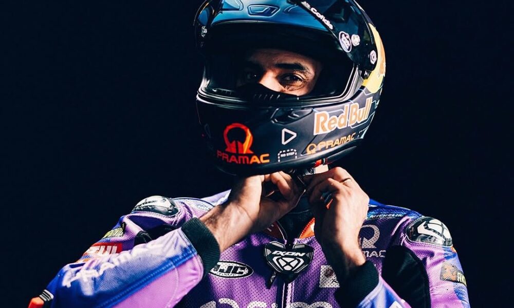 Miguel Oliveira mentre indossa il suo nuovo casco