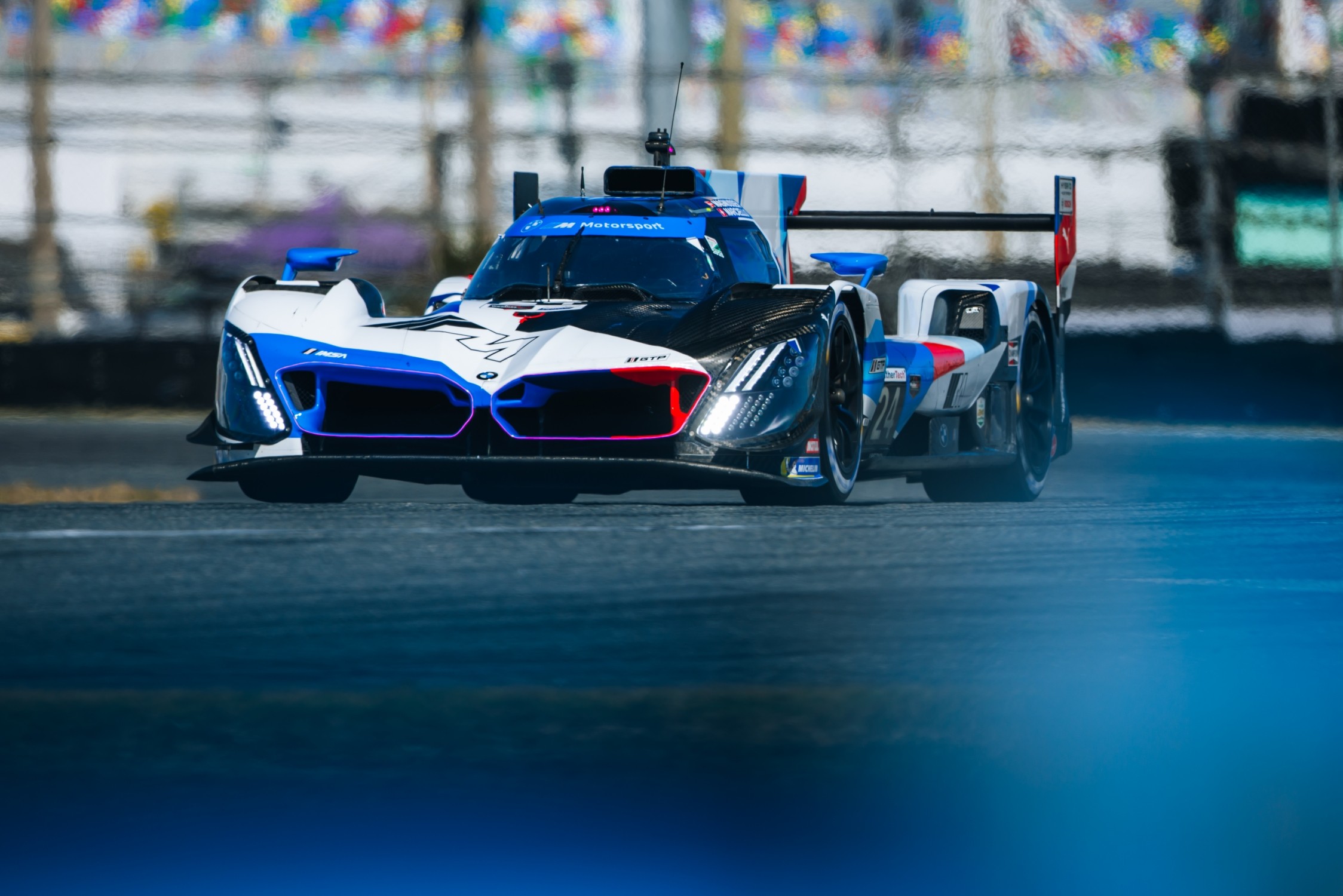 La #24 BMW che ha conquistato le qualifiche della 24 Ore di Daytona 2025 (© BMW)