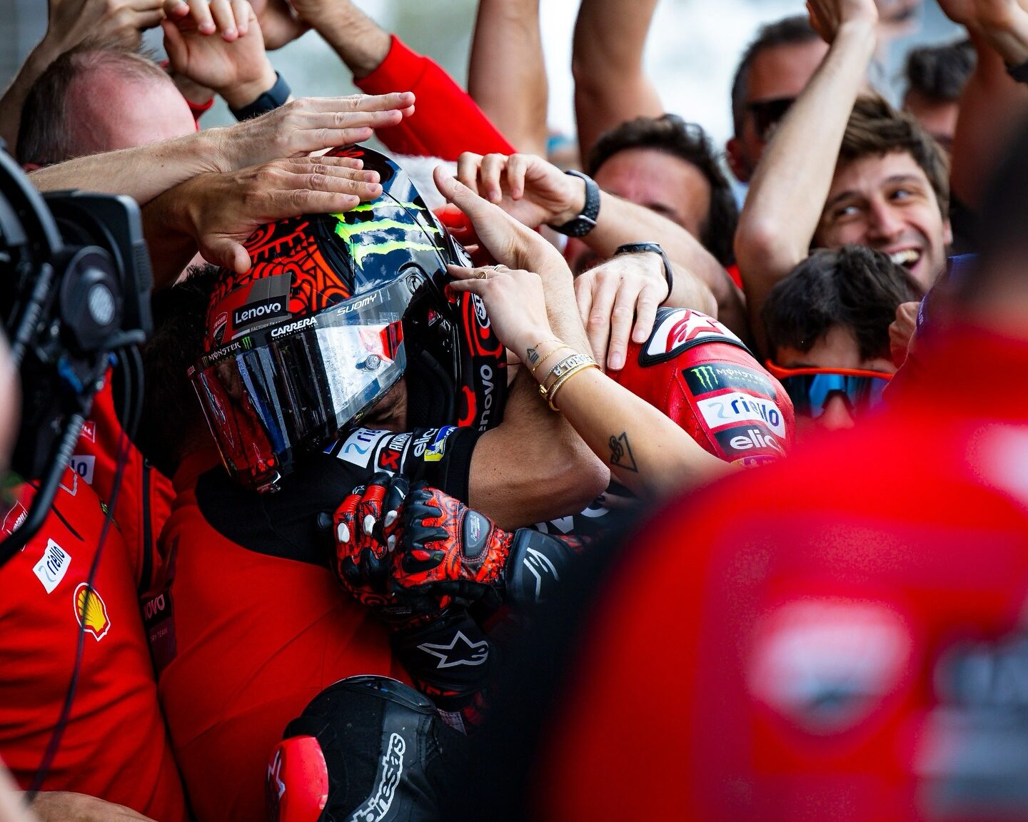 Pecco con la sua squadra dopo la vittoria di Jerez 2024