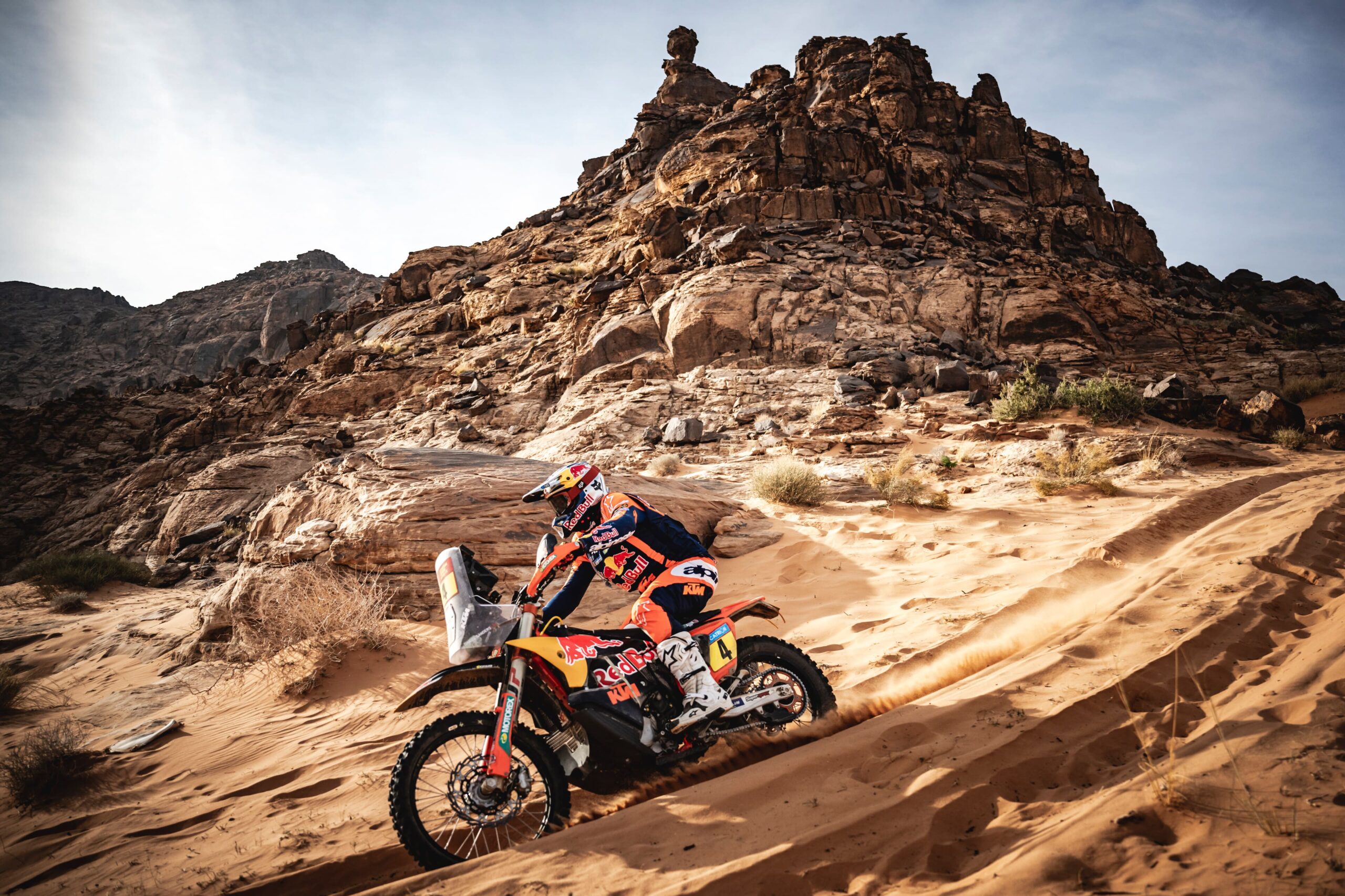 Daniel Sanders in azione con la sua KTM #4 durante la Dakar 2025