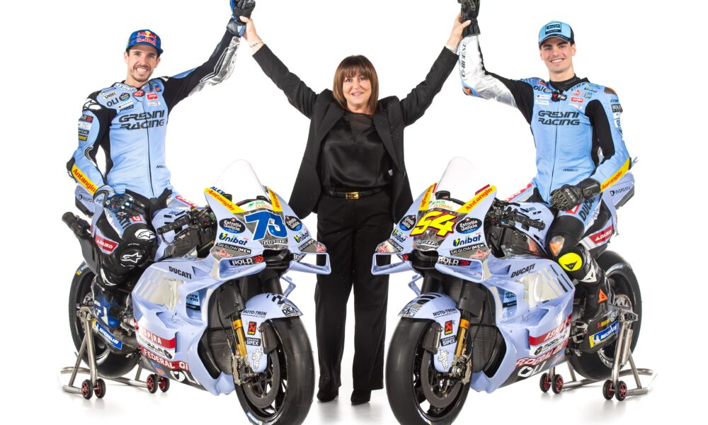 Alex Marquez #73 e Fermin Aldeguer #54, i piloti del Gresini Racing 2025 con Nadia Padovani (© Gresini Racing)