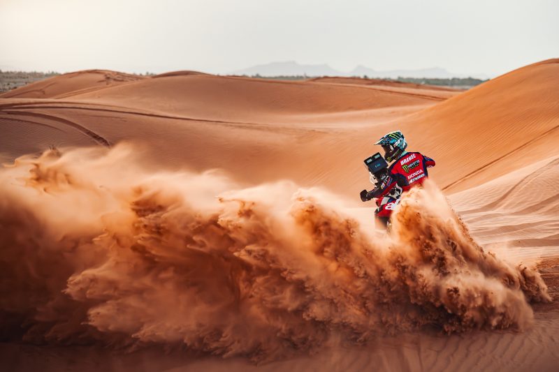 Ricky Brabec sulle dune con la sua Honda (© HRC)