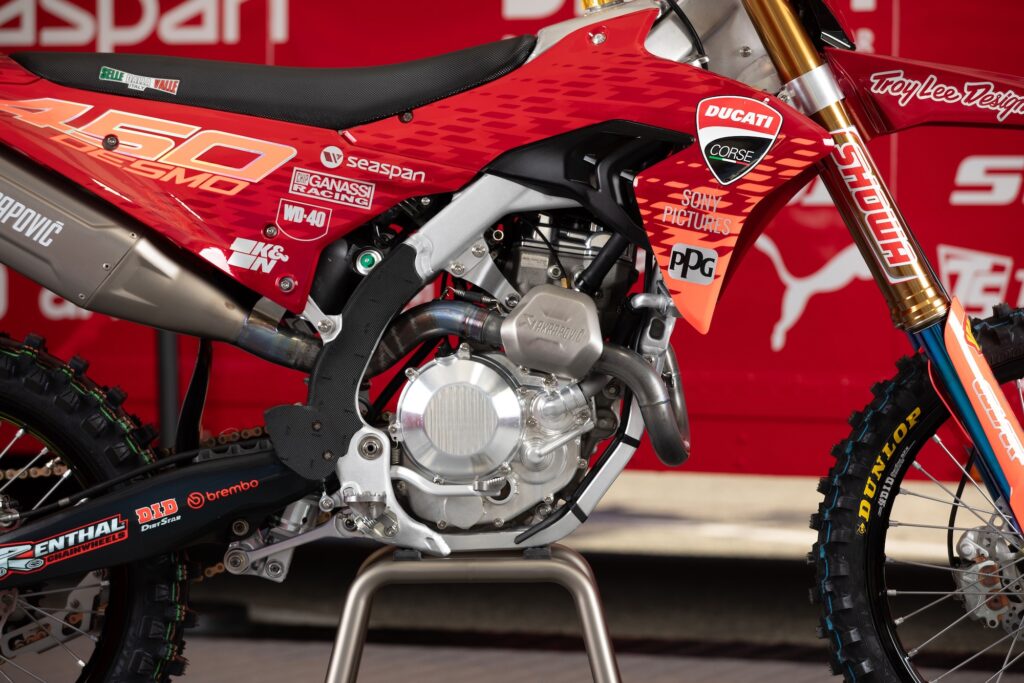 La Desmo450 MX nella livrea del team Troy Lee Designs (© Ducati)