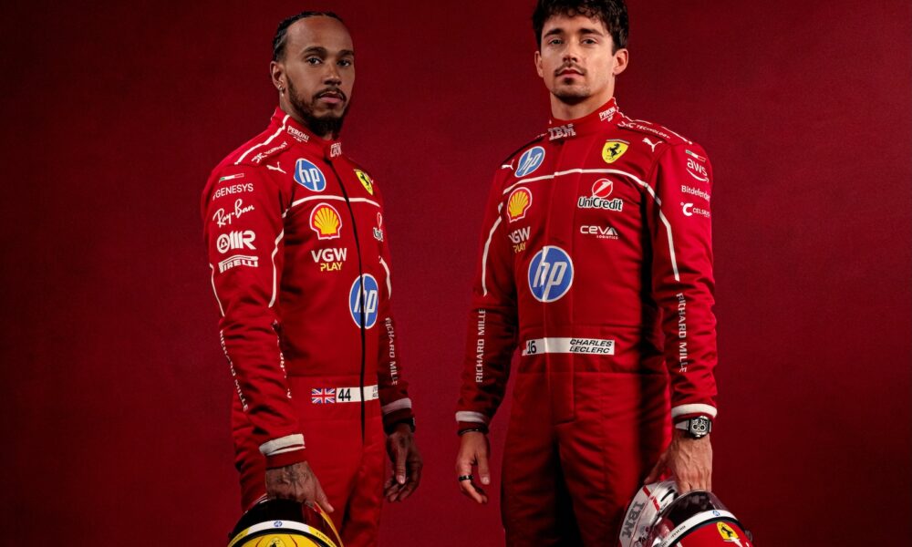 Hamilton e Leclerc con le nuove tute Ferrari 2025 (© Scuderia Ferrari)