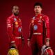 Hamilton e Leclerc con le nuove tute Ferrari 2025 (© Scuderia Ferrari)