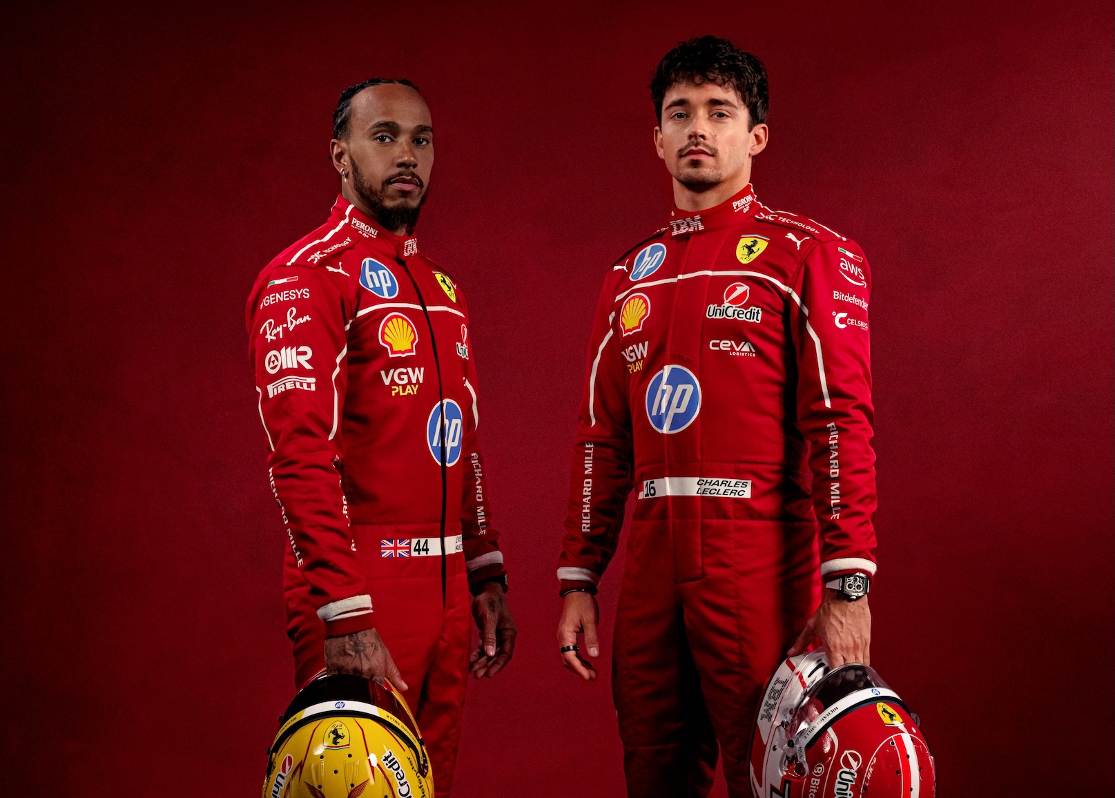 Hamilton e Leclerc con le nuove tute Ferrari 2025 (© Scuderia Ferrari)