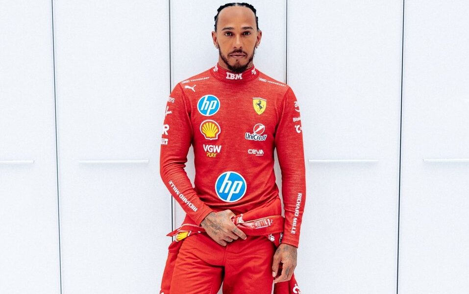 La prima foto di Hamilton con i colori rosso Ferrari (© Ferrari)