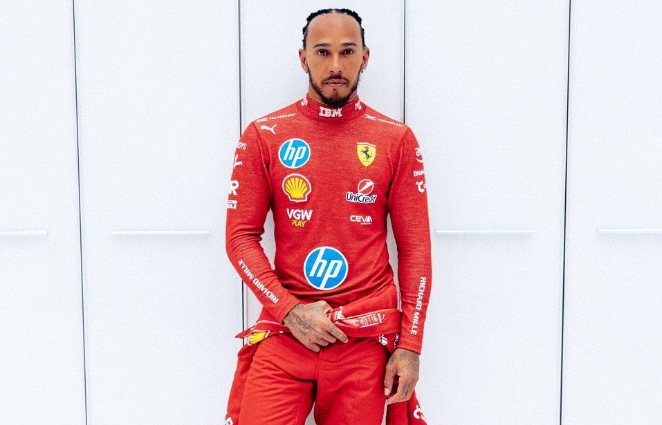 La prima foto di Hamilton con i colori rosso Ferrari (© Ferrari)