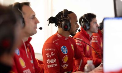 Lewis Hamilton nel garage di Fiorano (© Ferrari Media Centre)