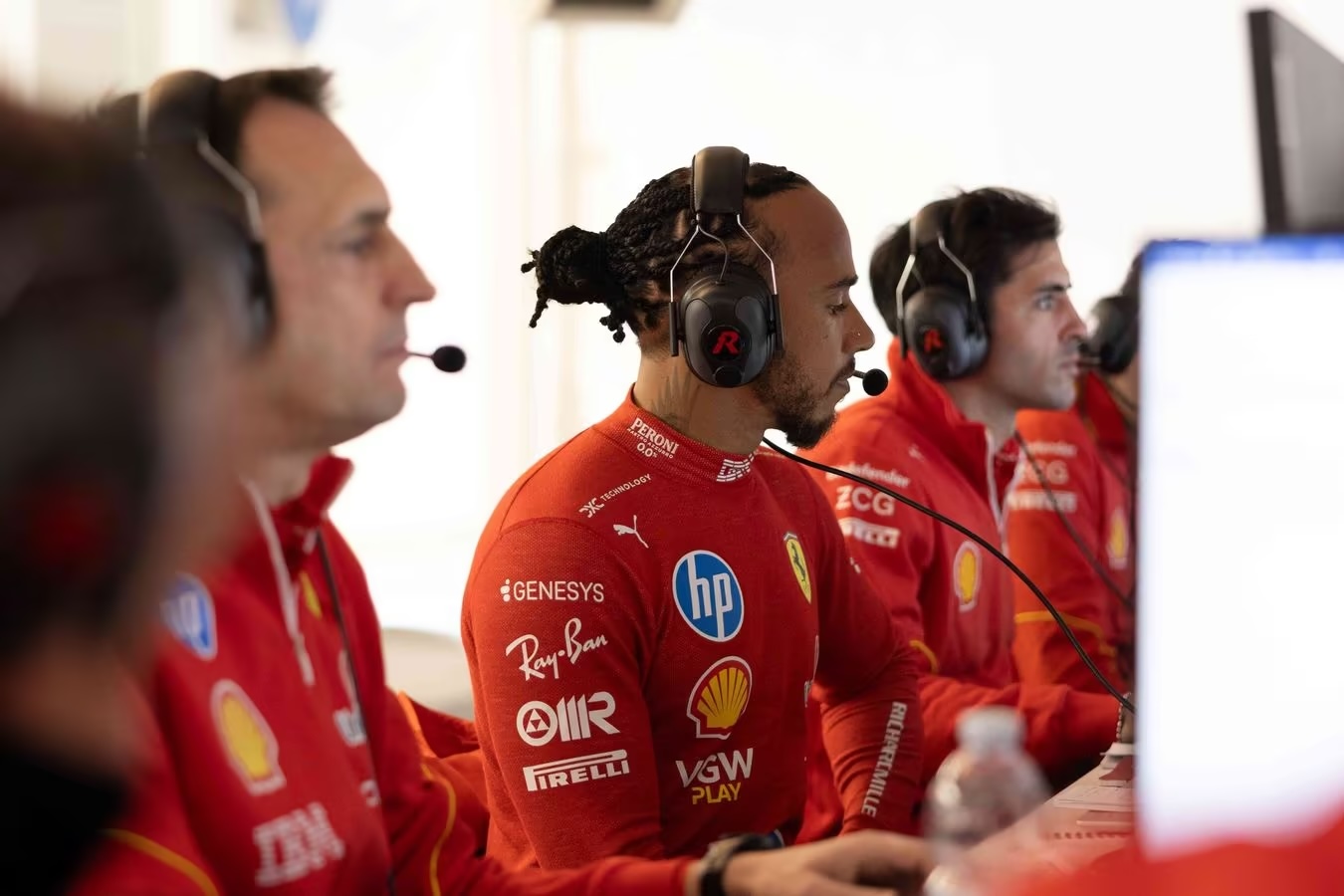 Lewis Hamilton nel garage di Fiorano (© Ferrari Media Centre)