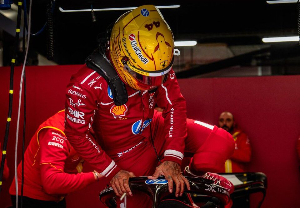 Lewis Hamilton sale sulla SF-23 nei test di Barcellona (© Scuderia Ferrari)