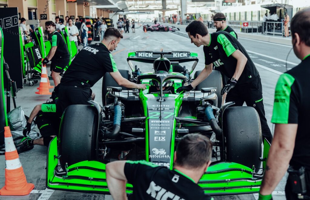 Nico Hulkenberg ai box durante i test di fine 2024 ad Abu Dhabi (© x.com Sauber)