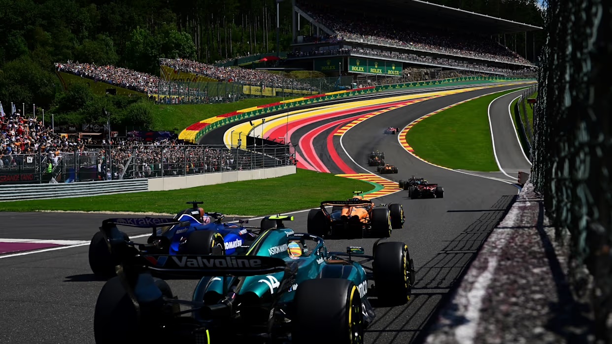 L'iconica curve dell'Eau Rouge rimarrà in calendario F1 fino al 2031 (© F1)