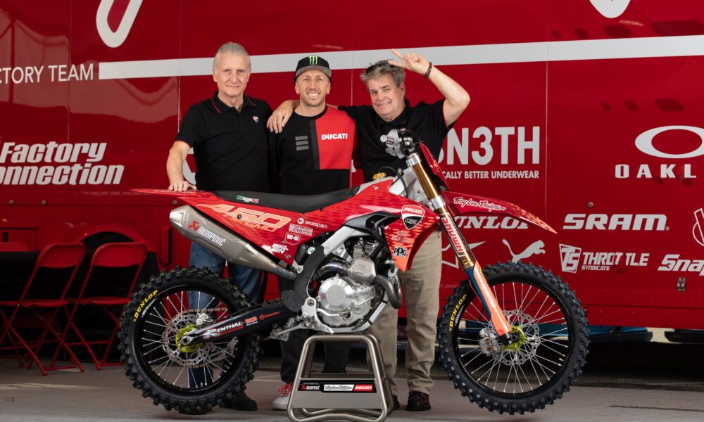 Paolo Ciabatti, Tony Cairoli e Troy Lee con la Ducati Desmo450 MX che debutterà nell'AMA Supercross nel 2026 (© Ducati)