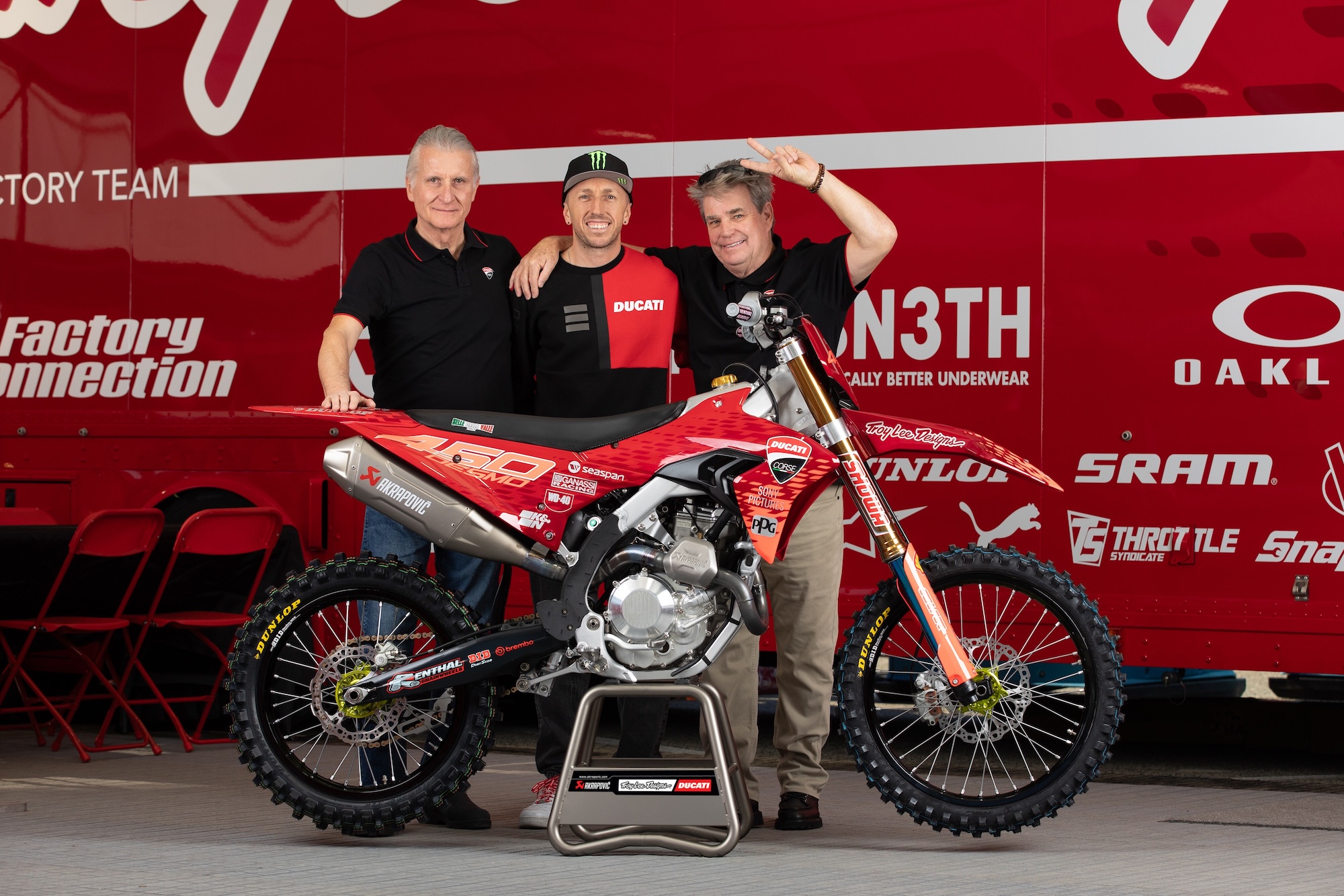 Paolo Ciabatti, Tony Cairoli e Troy Lee con la Ducati Desmo450 MX che debutterà nell'AMA Supercross nel 2026 (© Ducati)