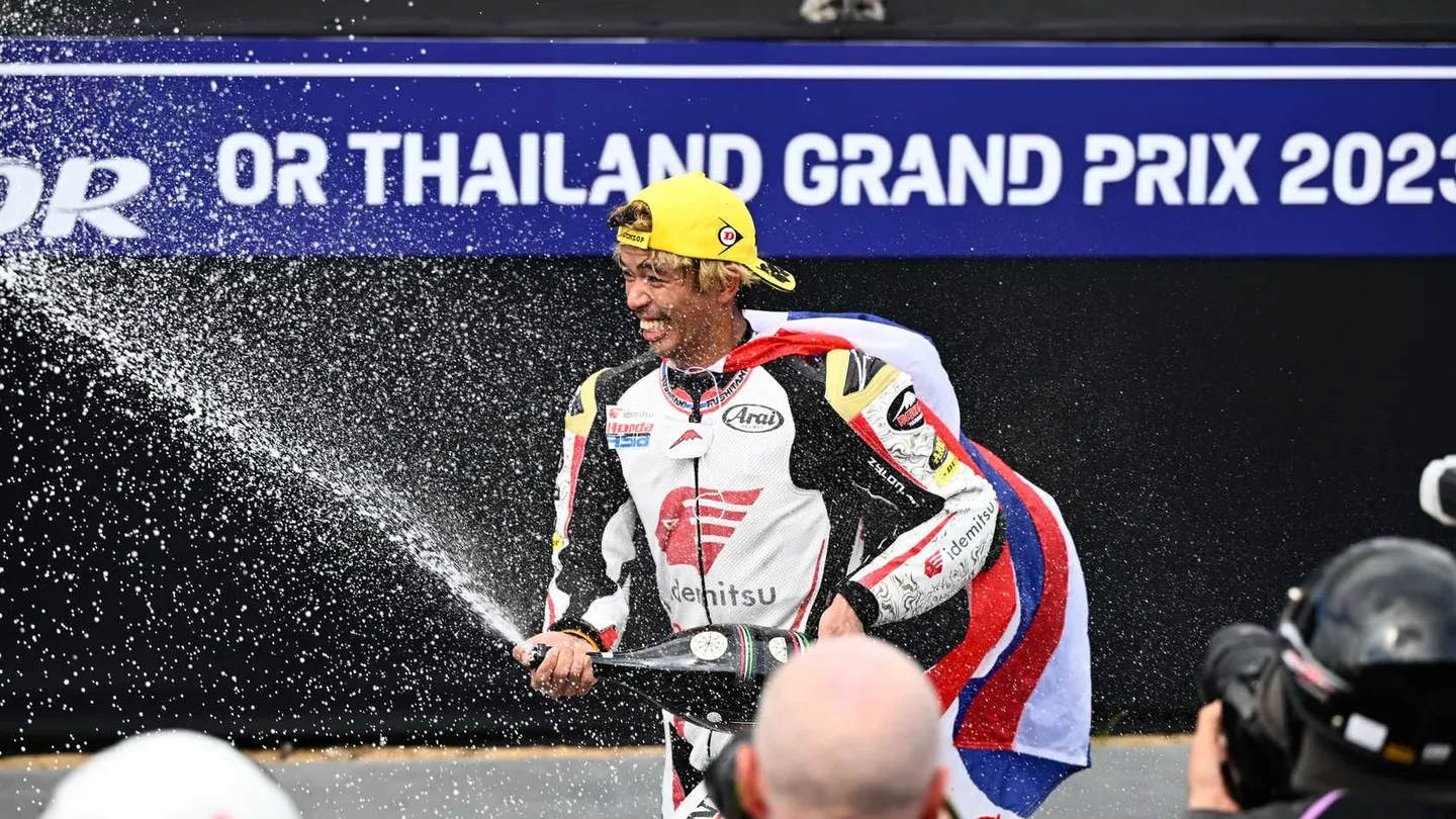 Chantra festeggia il podio ottenuto nel GP di Thailandia del 2023 in Moto2