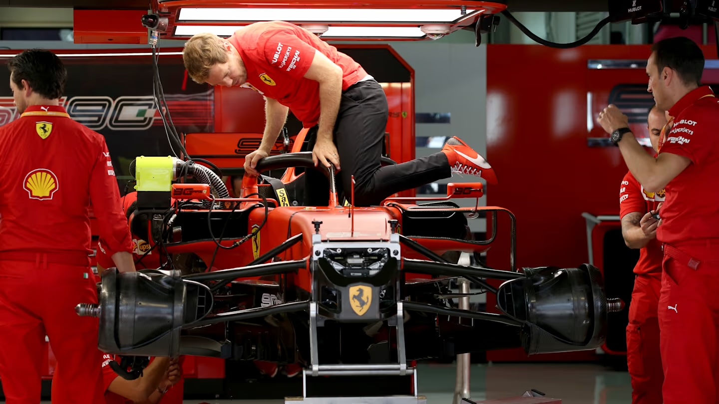 I meccanici Ferrari ai box. È stato eliminato il limite di cambi da utilizzare in una stagione (© F1)