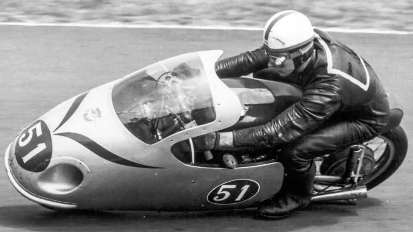 John Surtees in sella alla moto