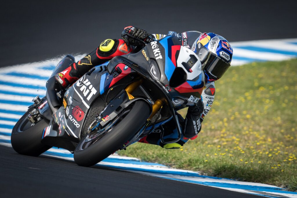 Toprak Ratzgatlioglu sulla sua BMW a Phillip Island (© BMW)