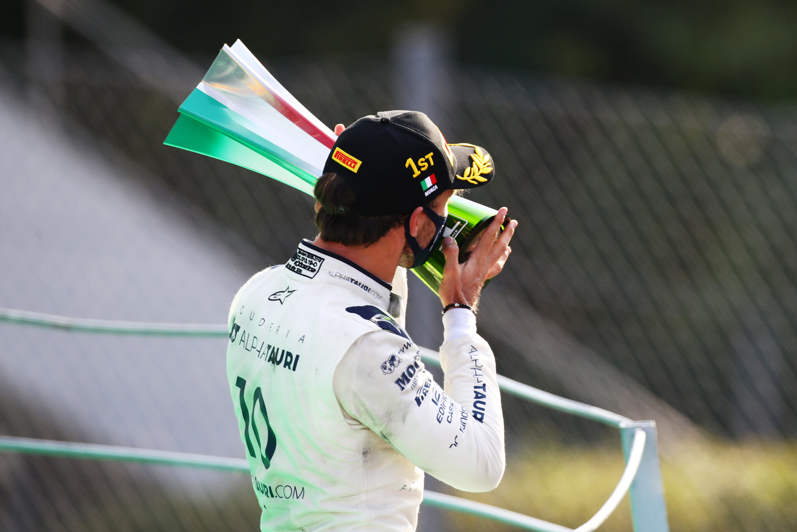 Pierre Gasly, sul podio di Monza 2020, festeggia la sua prima vittoria in F1