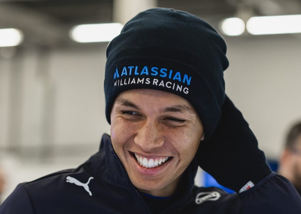 Alex Albon nei box di Silverstone (© Williams)