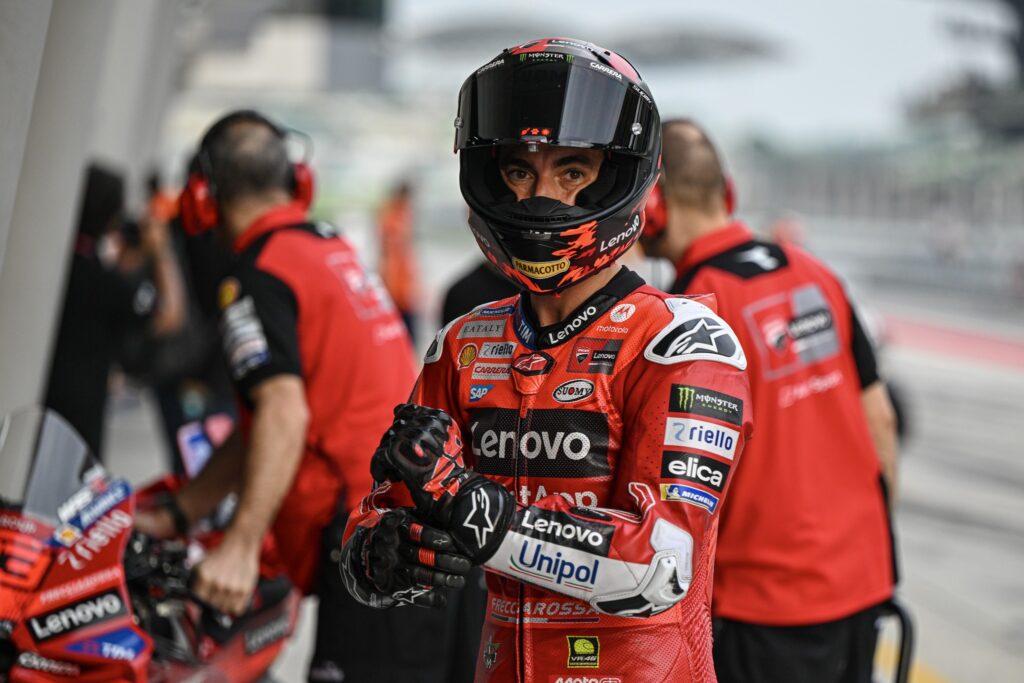 Bagnaia in pit lane durante i test sepang 2025 (© MotoGP)