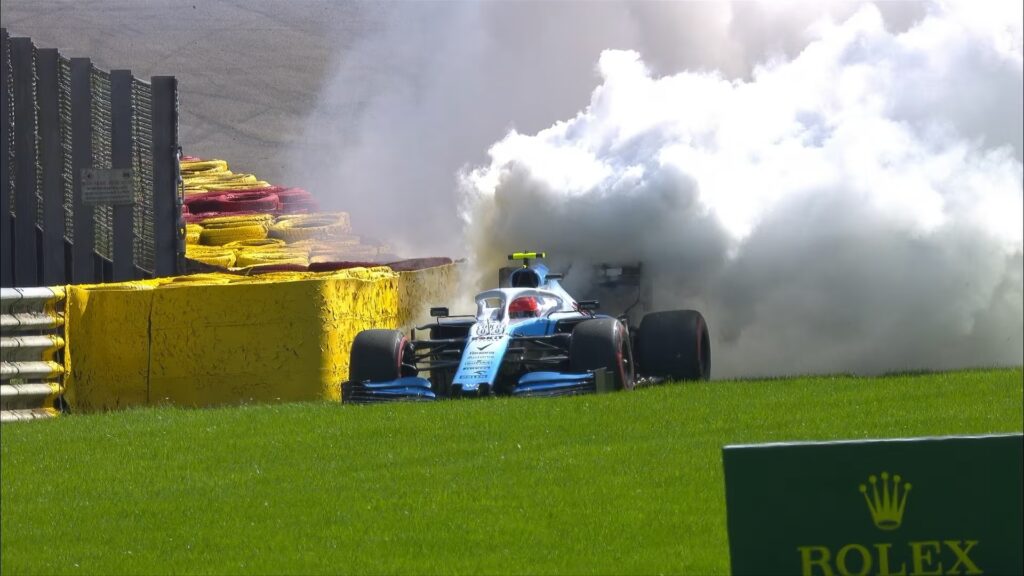 Robert Kubica alle prese con la rottura del motore nelle qualifiche in Belgio nel 2019 (© F1)