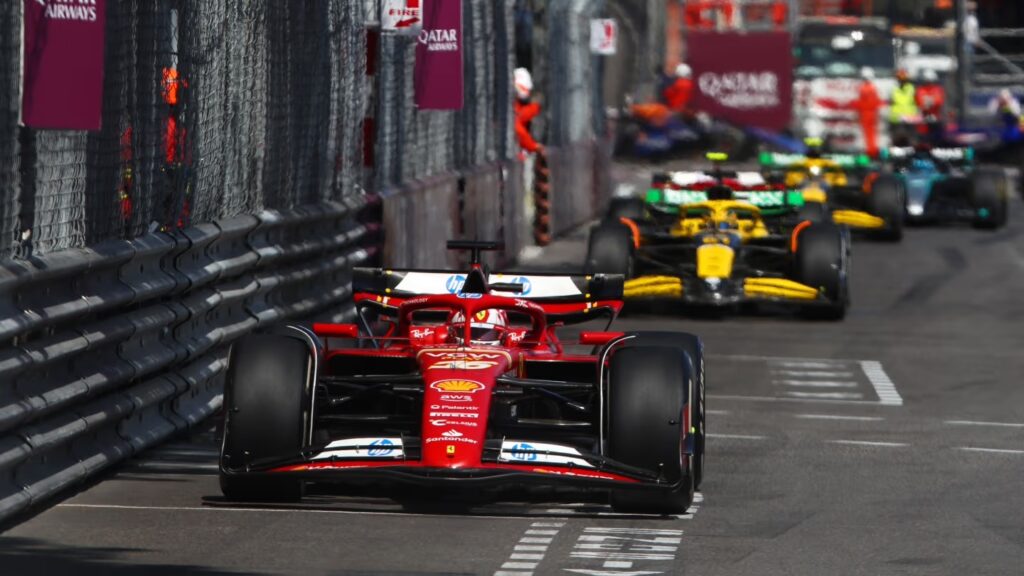 Charles Leclerc davanti a tutti durante il GP di Monaco 2024 (© F1)