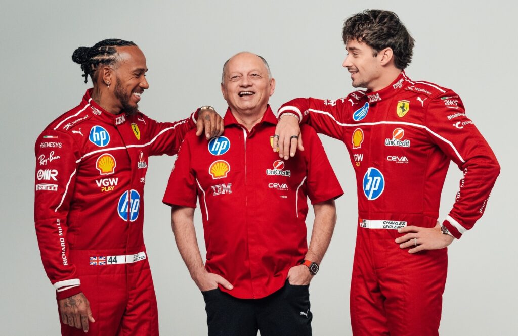 La foto di "famiglia" con Hamilton, Fred Vasseur e Leclerc (© Ferrari)