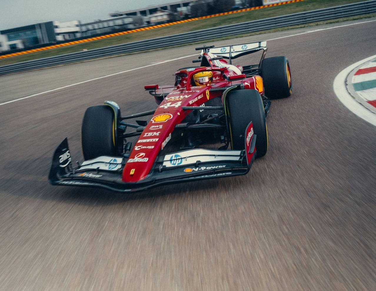 Lewis Hamilton durante il filming day a Fiorano con la Ferrari SF-25 (© Ferrari)