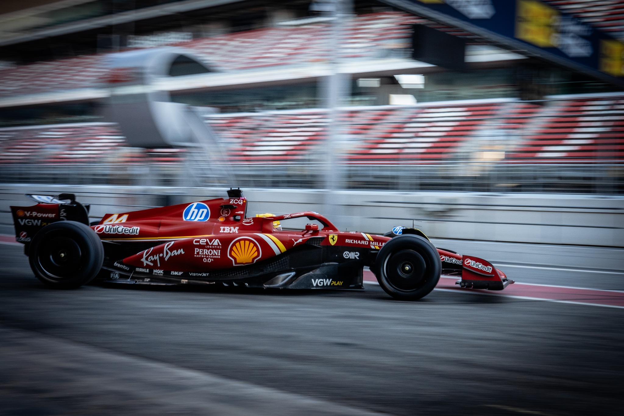 Lewis Hamilton sulla progenitrice della futura Ferrari SF-25 (© Ferrari)