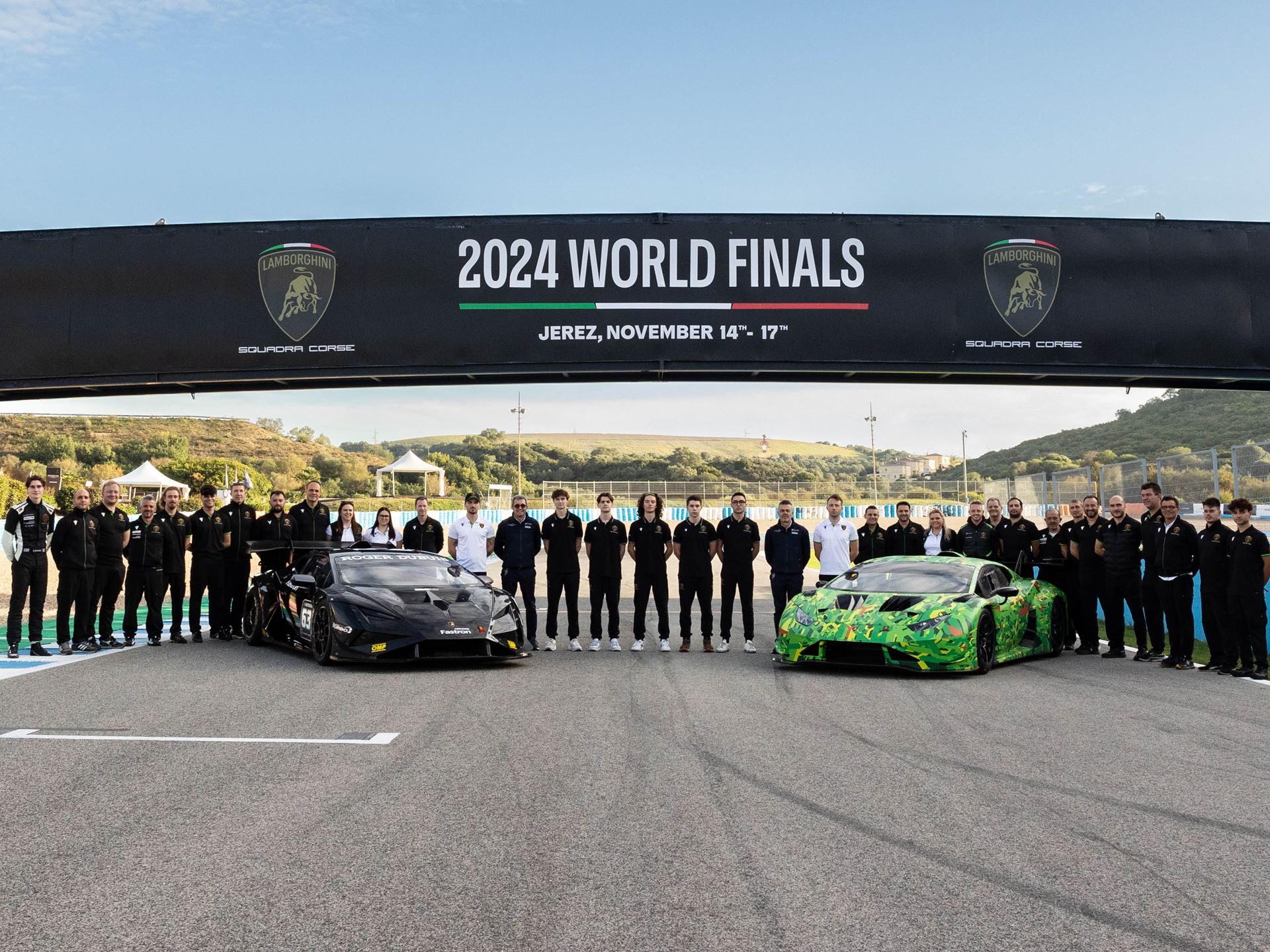 La foto di gruppo dello shootout dei Lamborghini Young Drivers Programs 2024 (© Lamborghini)