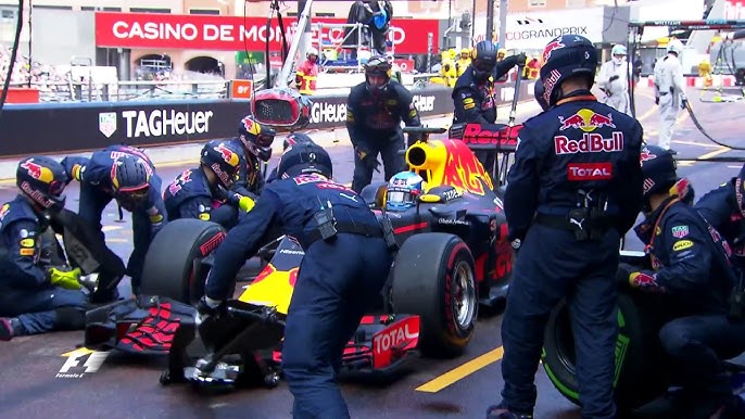 Daniel Ricciardo ai box durante il GP di Monaco 2016 (© F1)